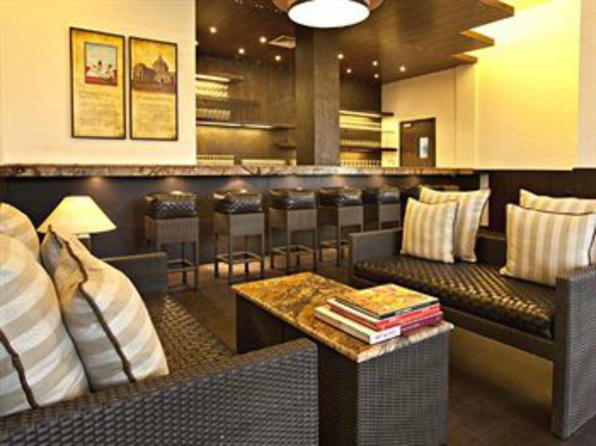 Lemon Tree Hotel, Tarudhan Valley, Manesar Гургаон Екстериор снимка