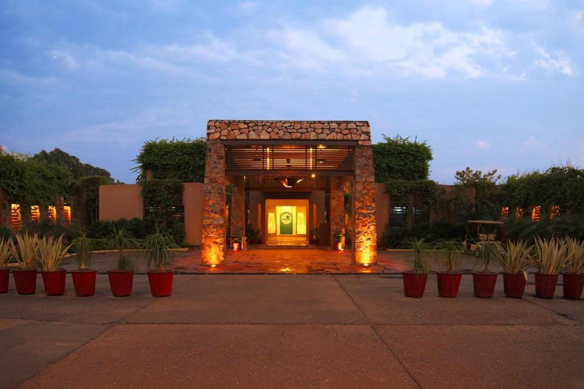 Lemon Tree Hotel, Tarudhan Valley, Manesar Гургаон Екстериор снимка